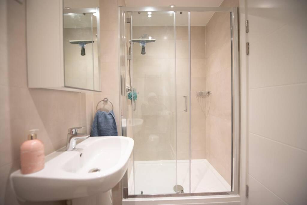 אקסמות' Number 15 Luxurious Two Bedroom Apartment מראה חיצוני תמונה